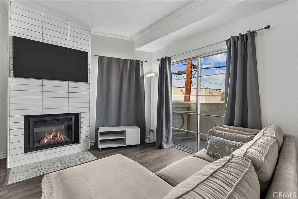 2 bed, 2.5 bath, 880 sqft, $2,950 — Photo 2
