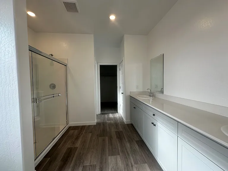1094 W Pioneer Dr — Photo 3