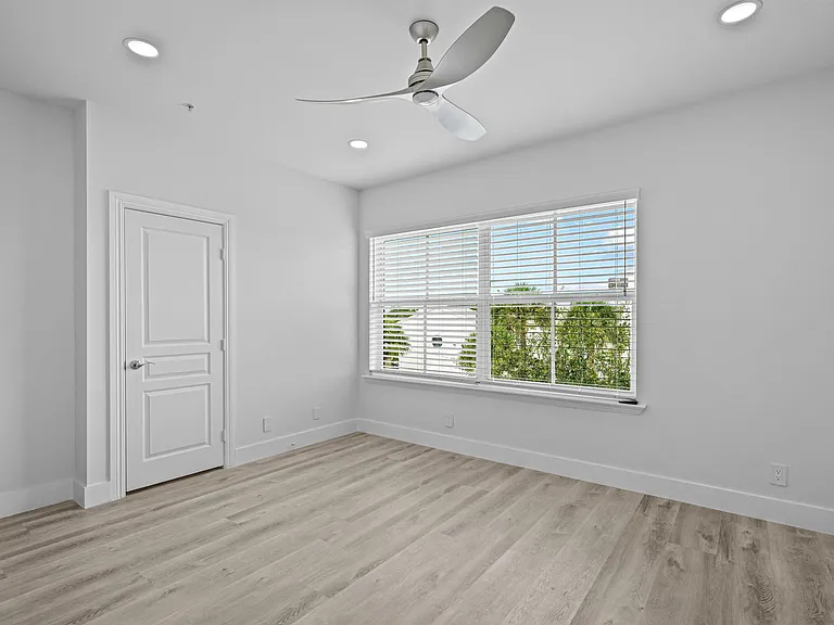 75 NW 4th Ave #75 — Photo 34