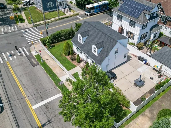 325 College Avenue image 3 of 27