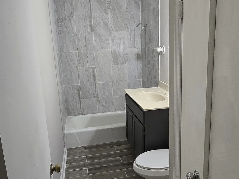 2472 Boyle Ave — Photo 3