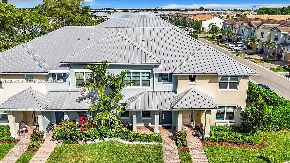 Building Photo - 5040 Eucalyptus Dr #2