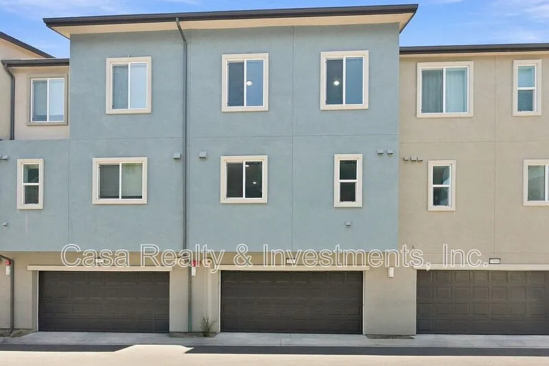3 bed, 3.0 bath, 1580 sqft, $4,500 — Photo 3