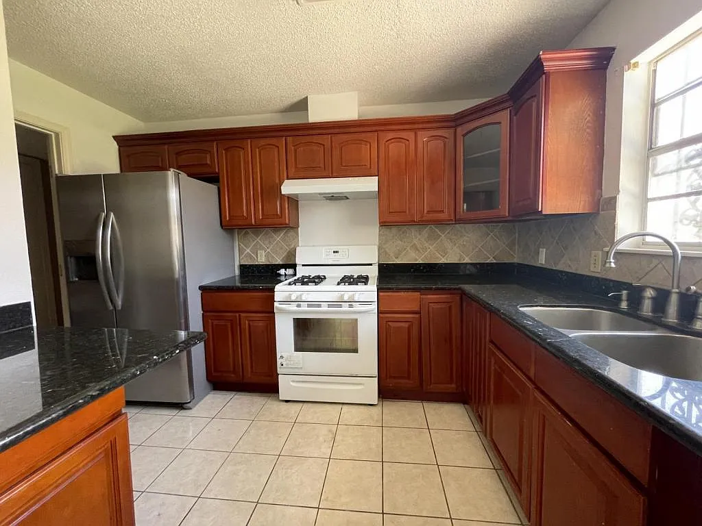 2333 Bellaire Ln — Photo 2