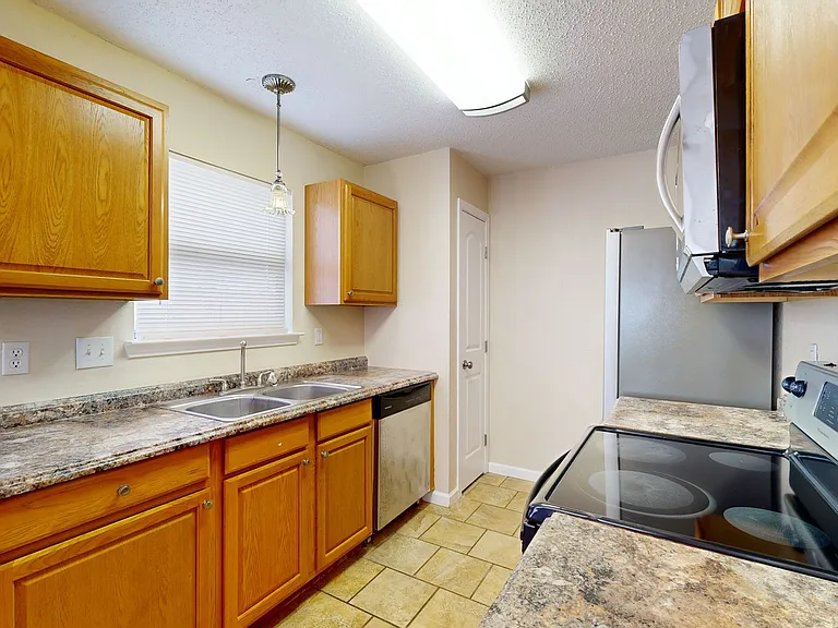 2211 Hilltop Loop — Photo 7