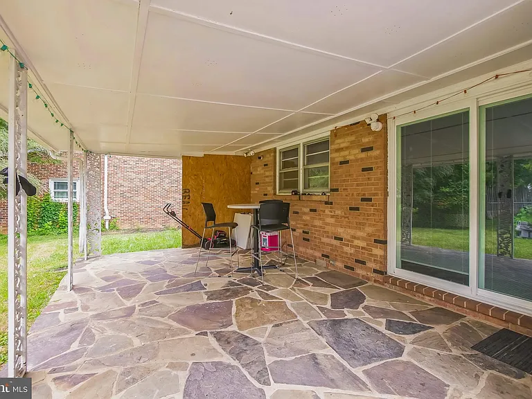 323 Russelcroft Rd — Photo 3