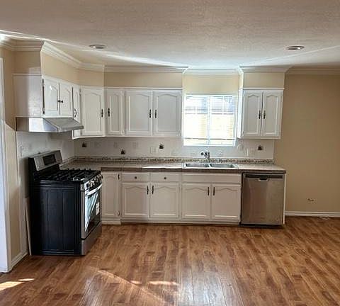 3rd image of 14202 Friar St