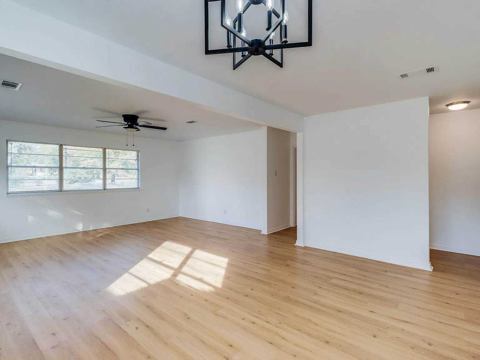 4 bed, 1.5 bath, 1820 sqft, $2,000 — Photo 4
