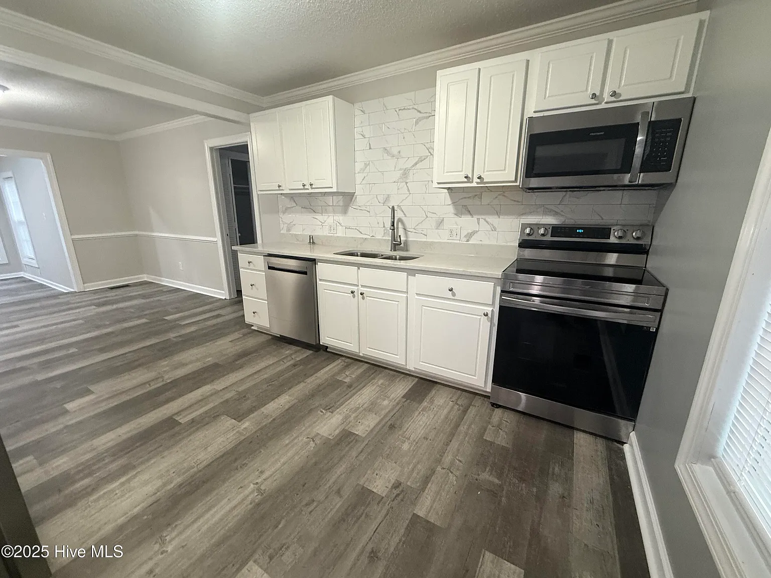 3 bed, 2.0 bath, 1795 sqft, $1,700 — Photo 3