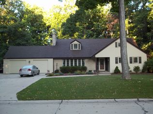 1140 Tanglewood Rd, Manitowoc, WI 54220