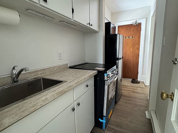 4th image of 58 Roy St #3