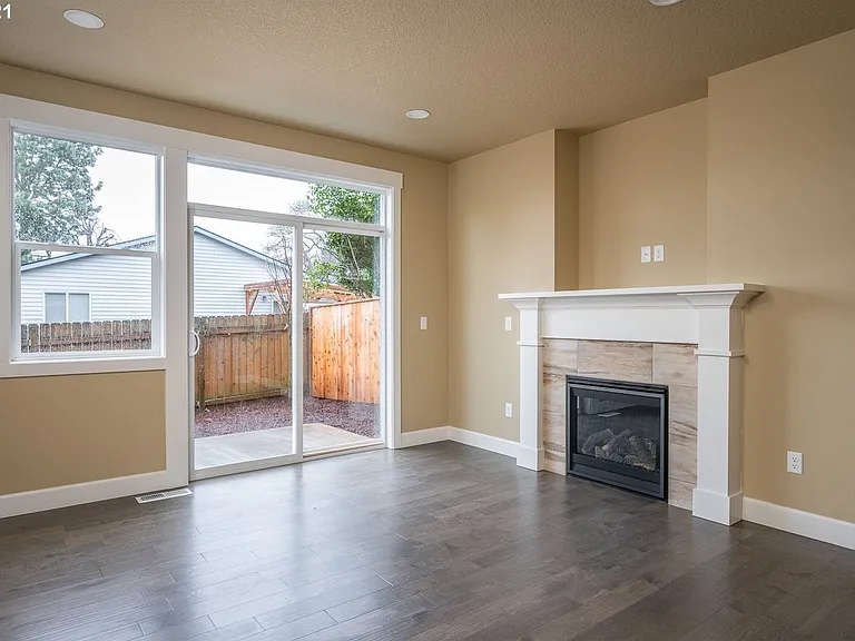9126 N Seward Ave — Photo 8
