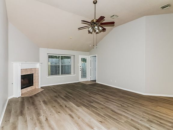 4th image of 810 Courtside Dr E