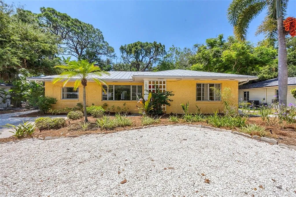 3 bed, 2.0 bath, 1377 sqft, $4,000 — Photo 1