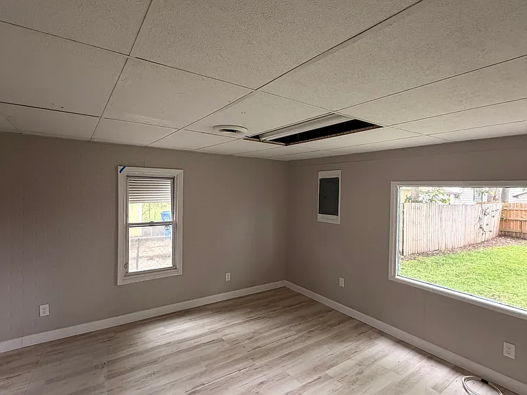 11299 Chalmers Ave — Photo 4