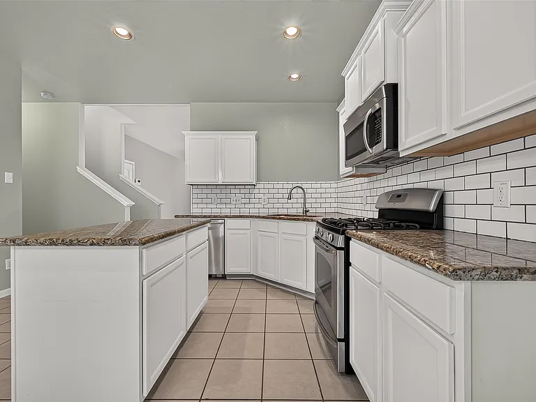 2110 Castle Gardens Ln — Photo 16