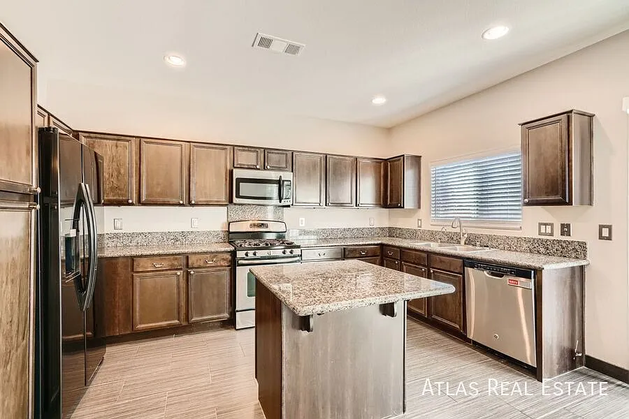 Beautiful Corner Lot Home! 3 Beds with Tile Flooring and Granite Counter Tops! — Photo 4