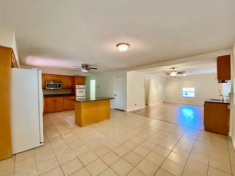 2125 Forest Oaks Dr — Photo 4