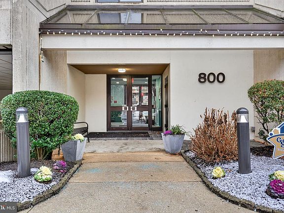 2nd image of 800 Avondale Rd APT 2C