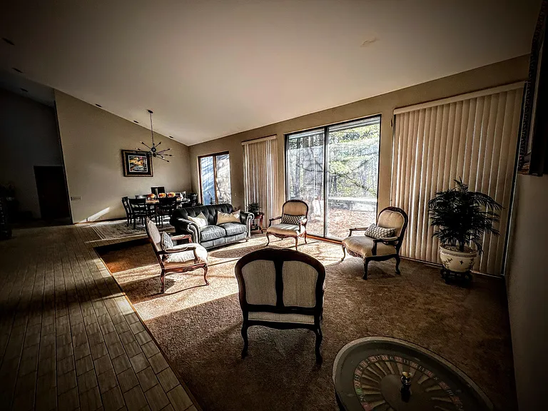 7S560 Donwood Dr E — Photo 4
