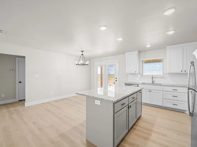 10611 East Cres #7400 — Photo 32