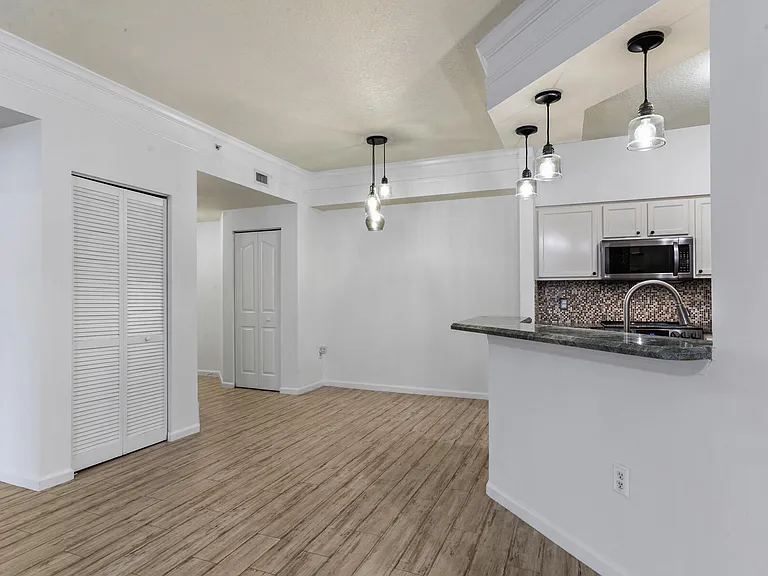 10103 Myrtlewood Cir W — Photo 5