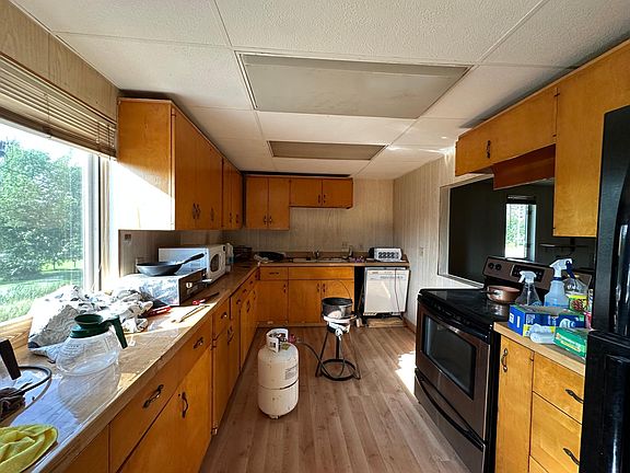 4th image of 100 Main Ave