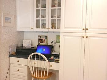 Convenient desk built-in kitchen area