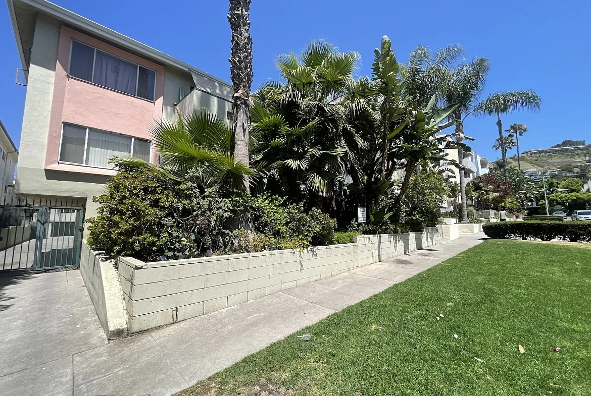 N Hayworth Ave, Los Angeles — Photo 4