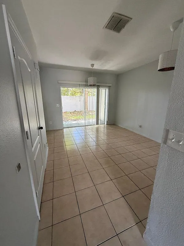 2 bed, 2.5 bath, 987 sqft, $2,100 — Photo 3