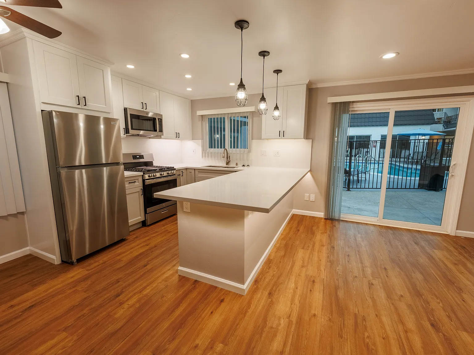 Monterey Villa Apartments — Photo 1