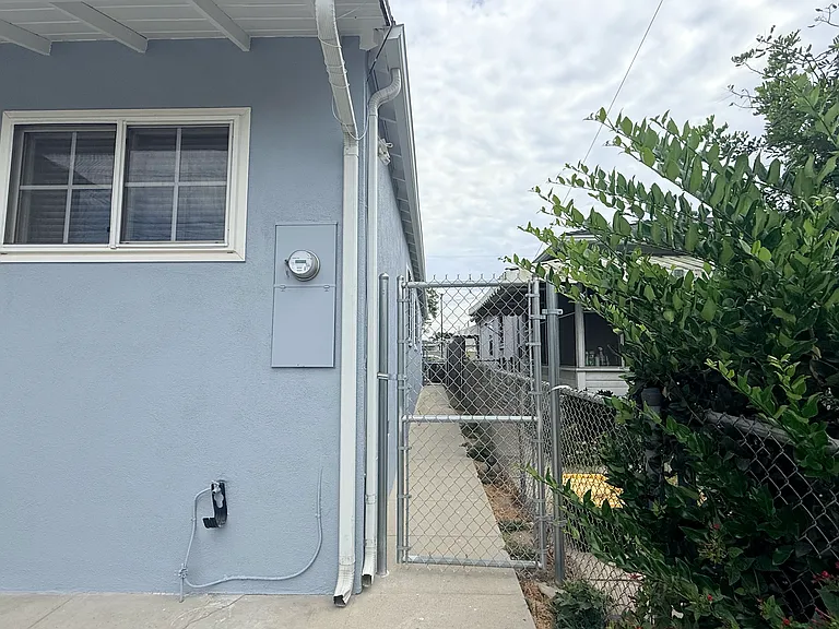 4112 W Victory Blvd — Photo 24