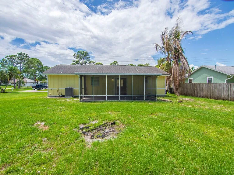 205 SW Voltair Ter — Photo 24