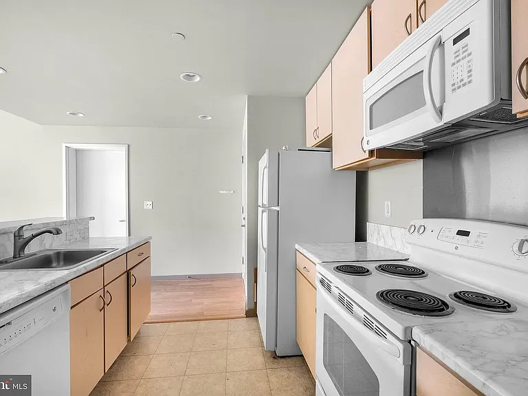 111 N 9th St #518 — Photo 11