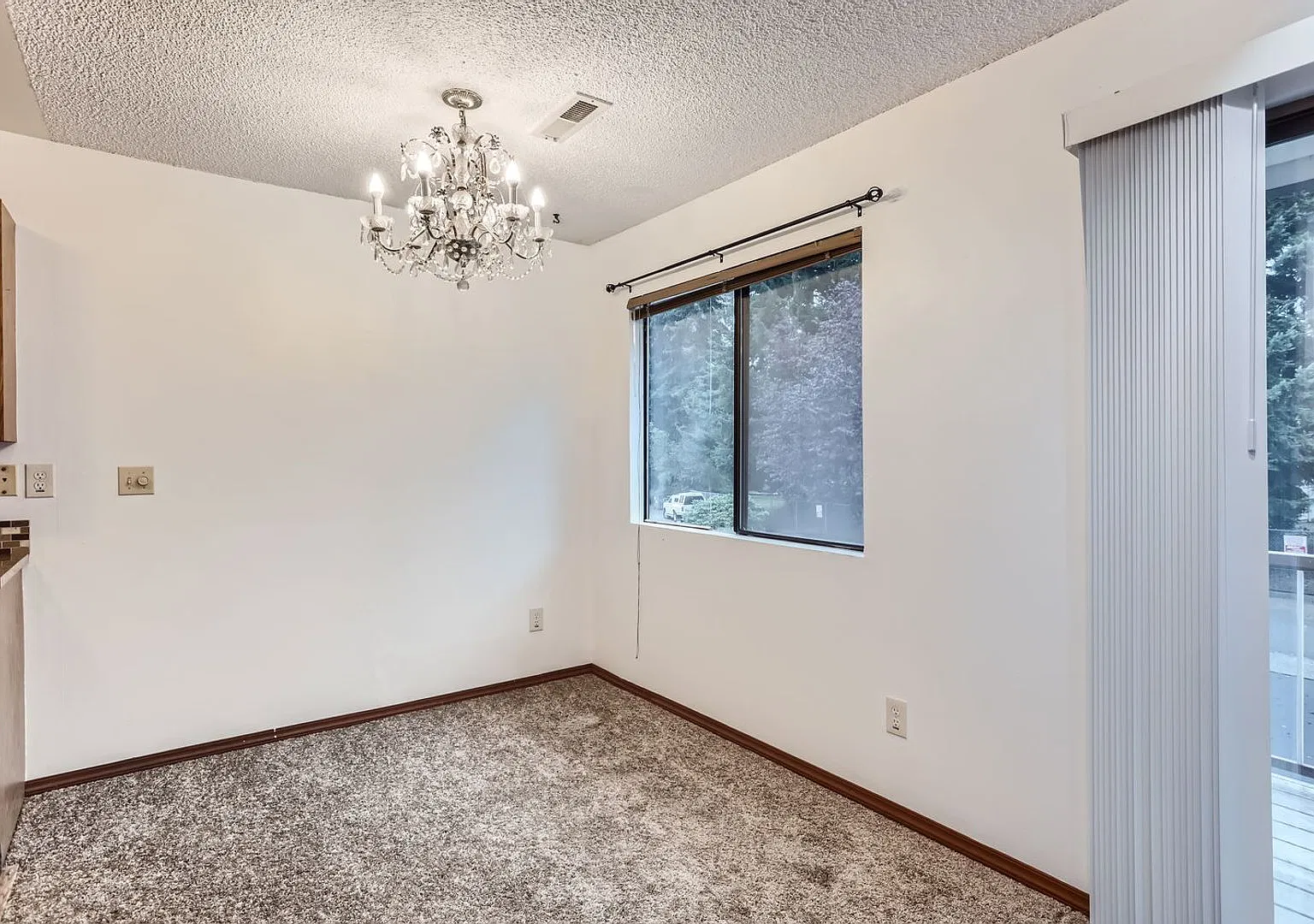 Affordable and Updated 2 Bed 1 Bath Kirkland Condo w/ Assigned Parking & Deck/Balcony! — Photo 4