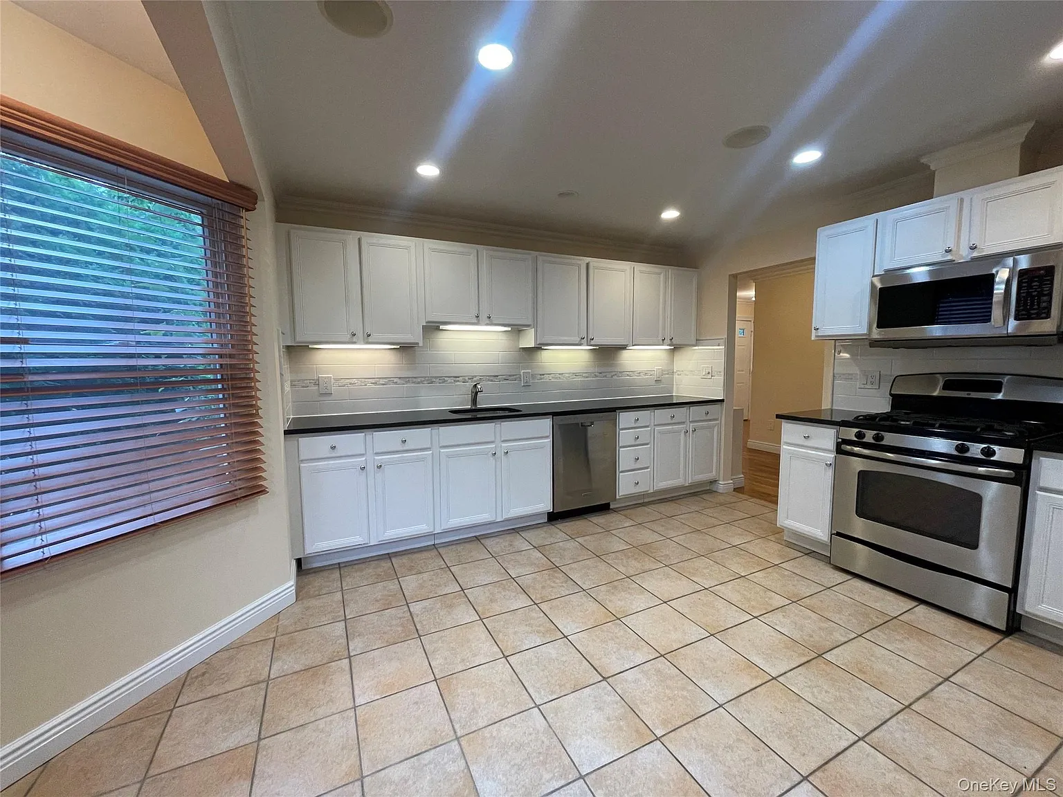 3 bed, 2.5 bath, 1700 sqft, $7,000 — Photo 3