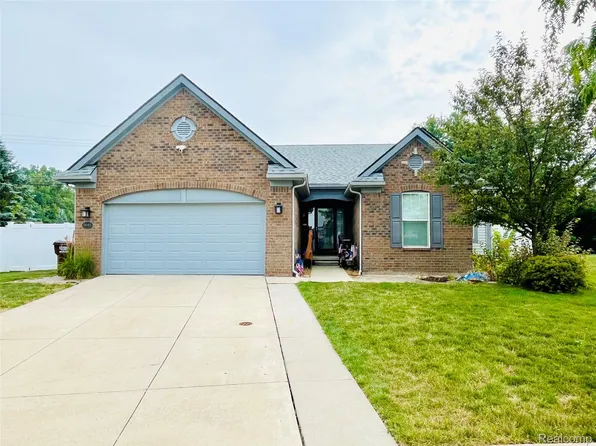 9045 Birch Pointe Dr, Newport, MI 48166