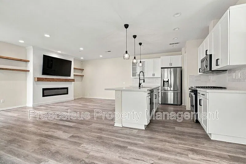 4 bed, 4.0 bath, 2438 sqft, $5,100 — Photo 2