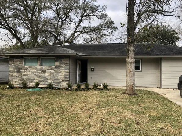 313 Caladium St, Lake Jackson, TX 77566