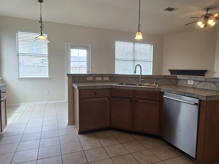 3432 Fashion St — Photo 10