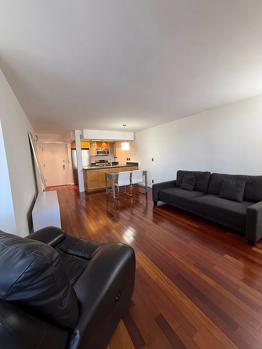 Building Photo - 740 N Kings Rd #320