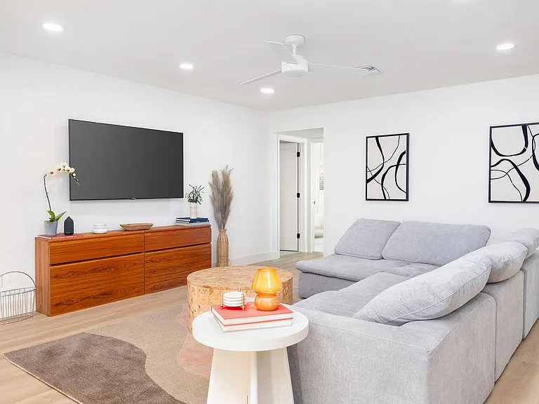 E Claire Dr — Photo 8