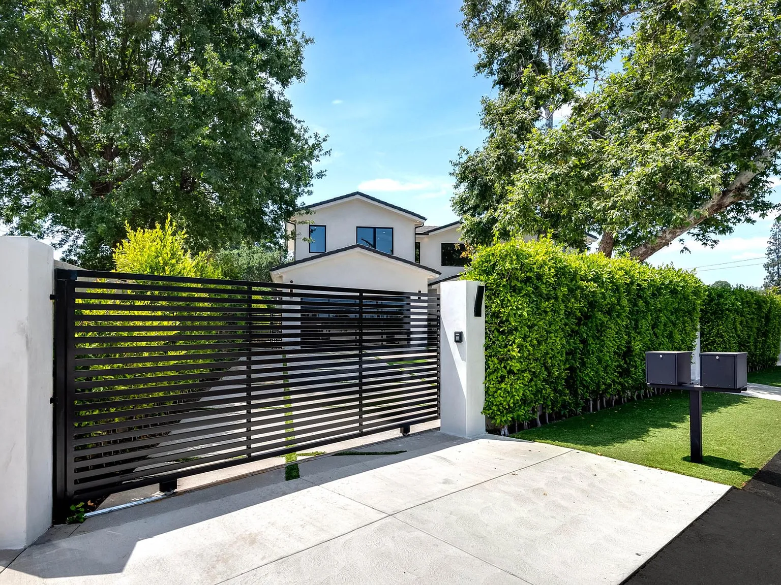 Gonzales Dr, Woodland Hills — Photo 2
