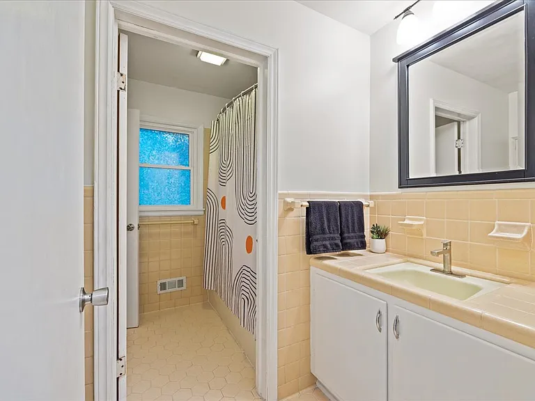 2408 Rolling Pines Ave — Photo 10