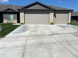 2960 Kings Corner Dr, Lincoln, NE 68516