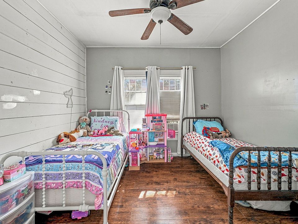 11th image of 218 W Rogan St