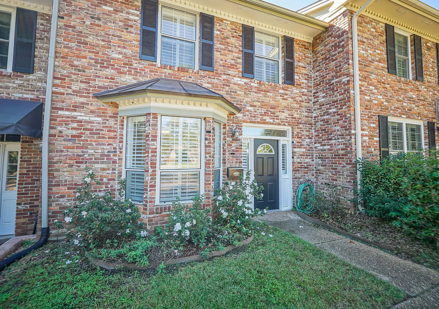 Spacious 2/2.5 Townhome! — Photo 1