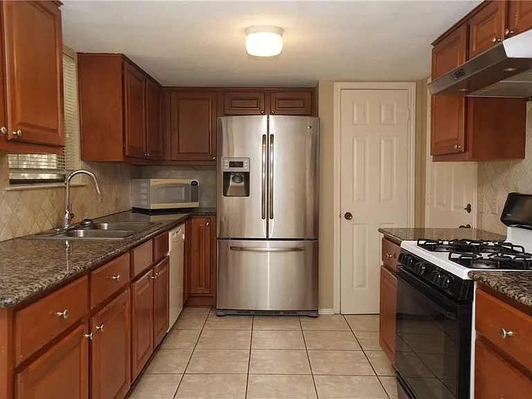 6525 Hart Ln — Photo 10