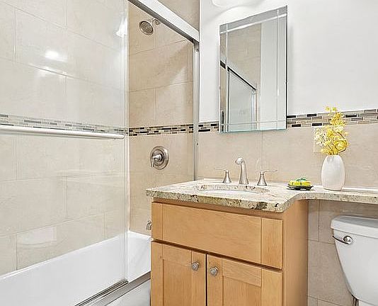 5th image of 301 E 22nd St APT 10B