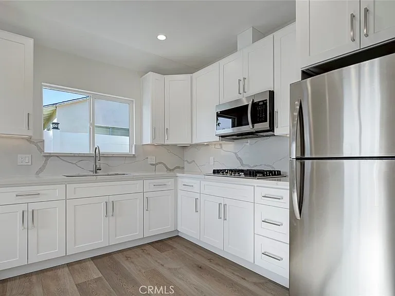 10920 Nassau Ave — Photo 4
